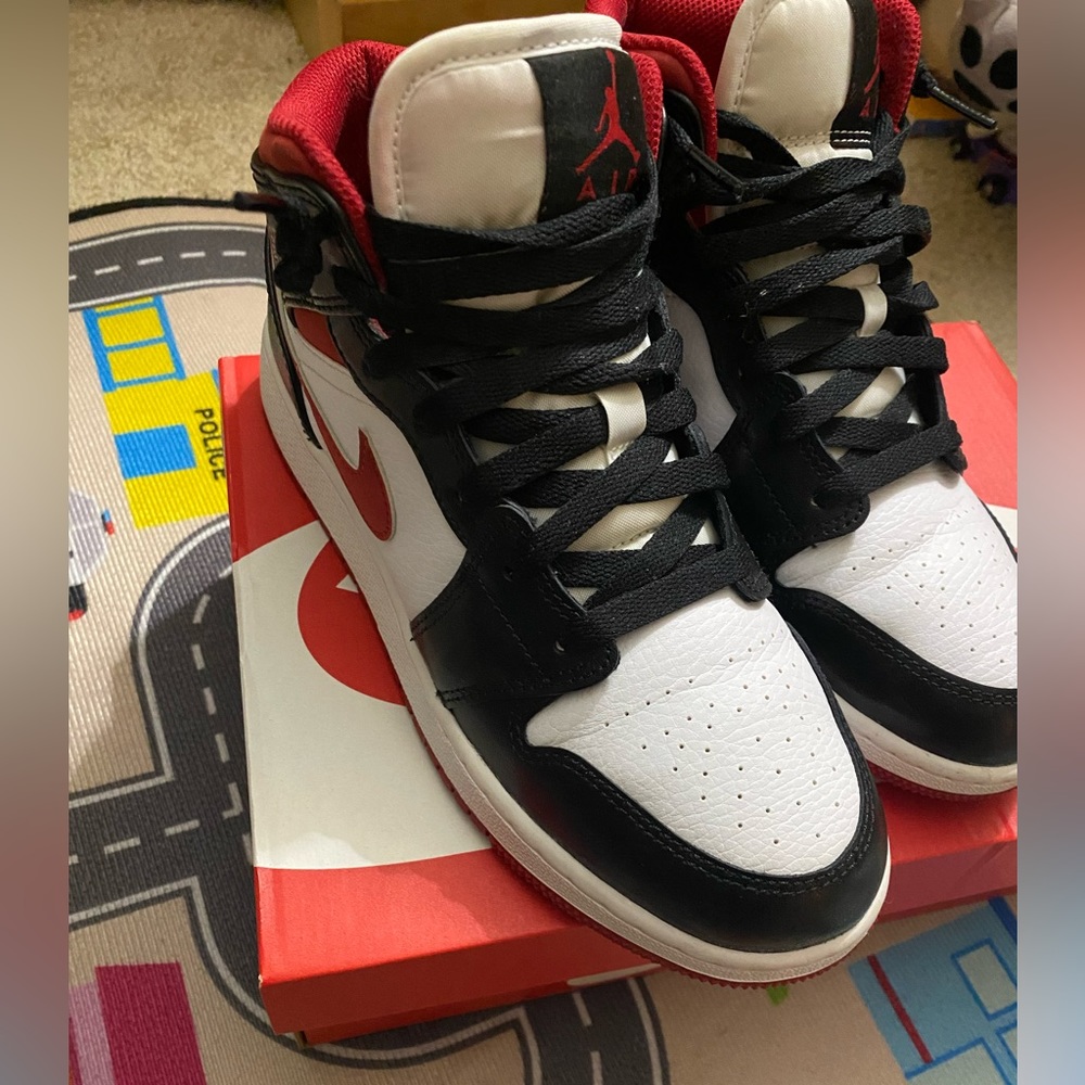 Jordan 1 mid Gym Red Black White